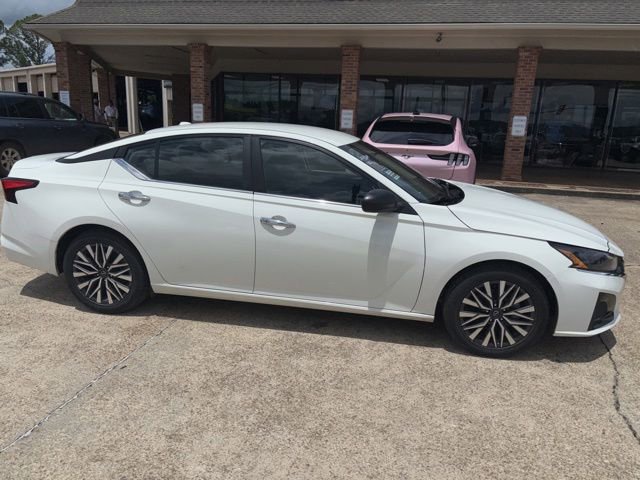 Used 2025 Nissan Altima 2.5 SV FWD image 7