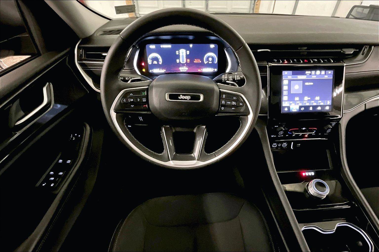 Used 2023 Jeep Grand Cherokee Laredo image 5