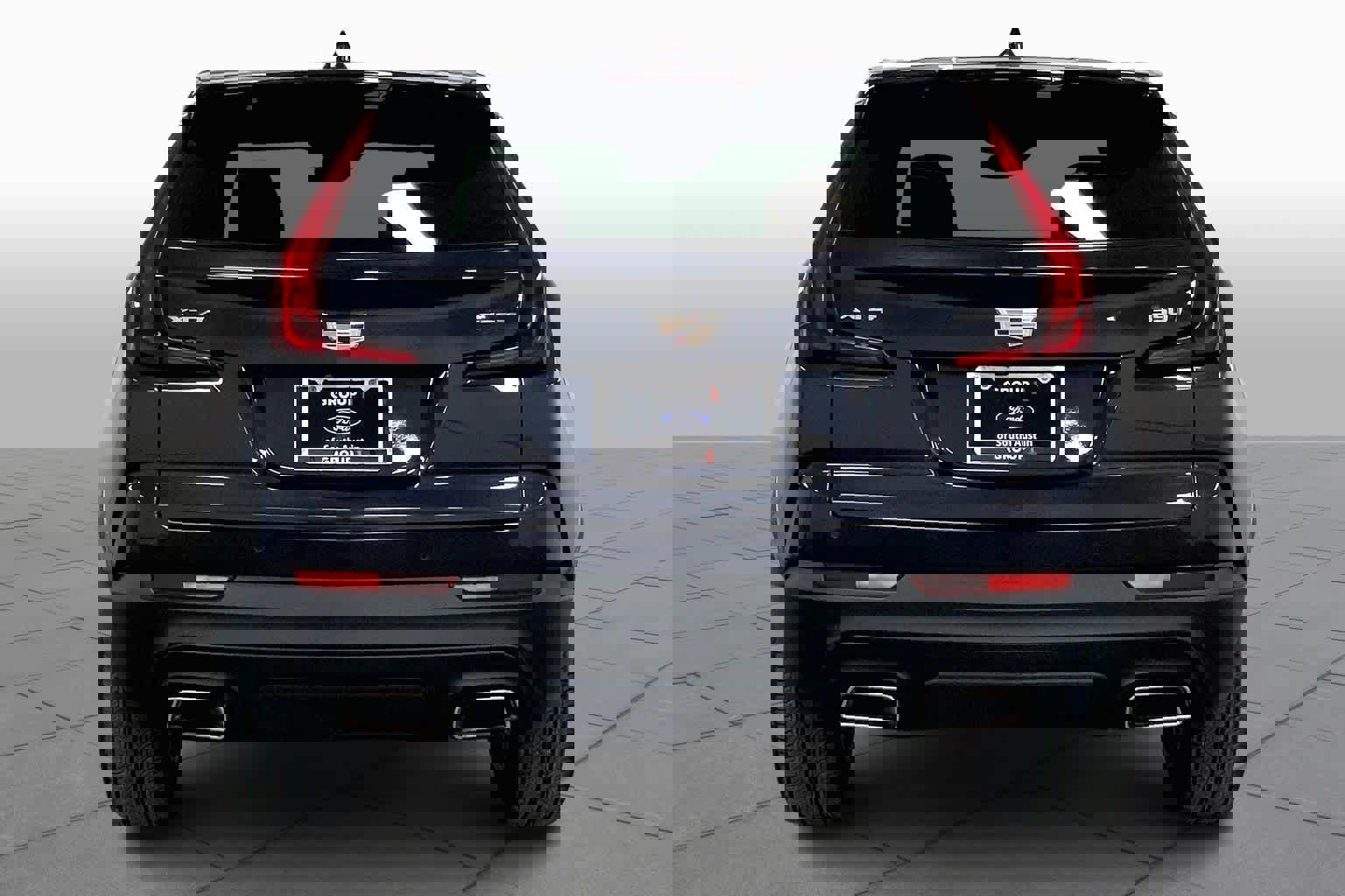 Used 2023 Cadillac XT4 Luxury w/ Cold Weather Package image 2