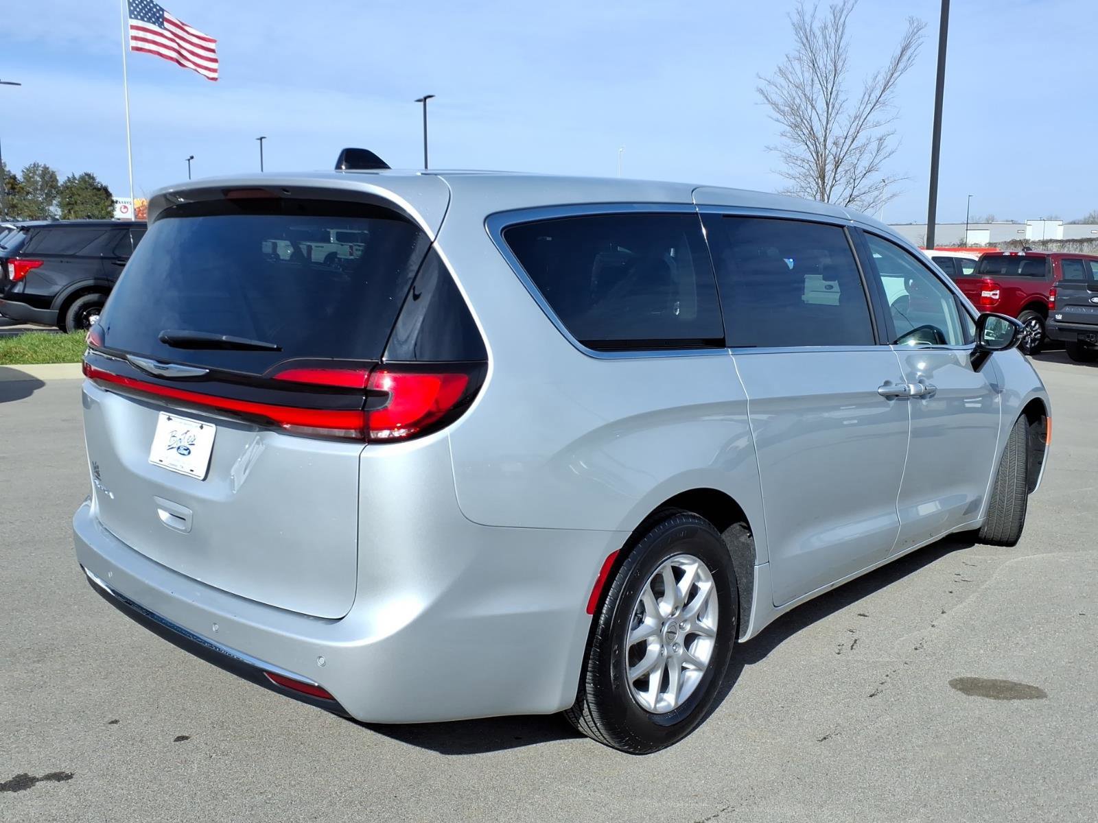 Used 2024 Chrysler Pacifica Touring-L image 5