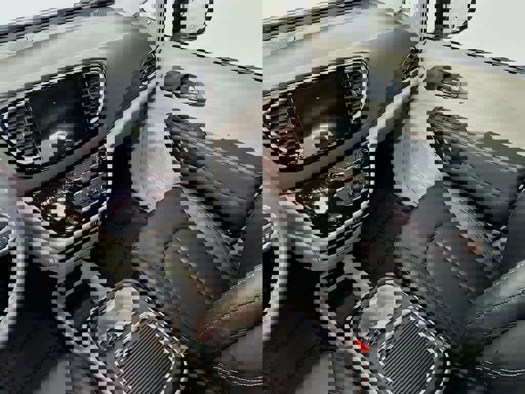 Used 2024 Chrysler Pacifica Touring-L image 14