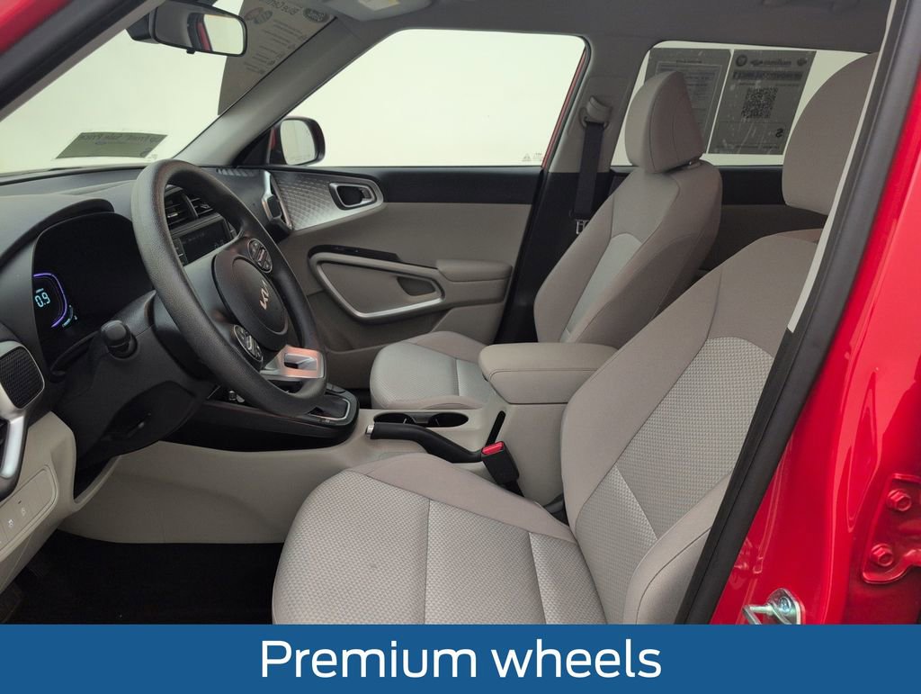 Used 2025 Kia Soul LX w/ LX Technology Package FWD image 4