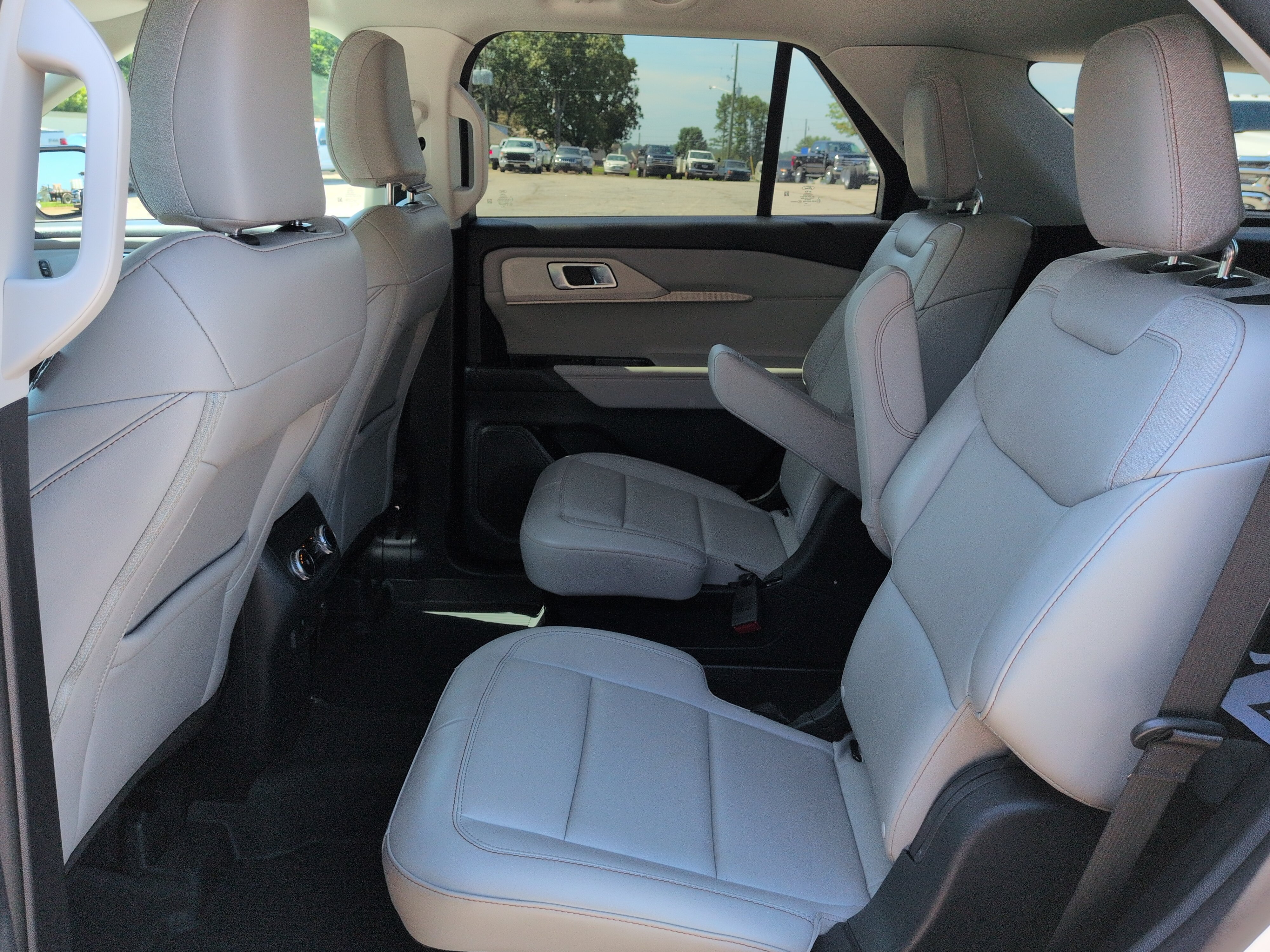 Certified 2025 Ford Explorer Active w/ Active Comfort Package RWD image 12