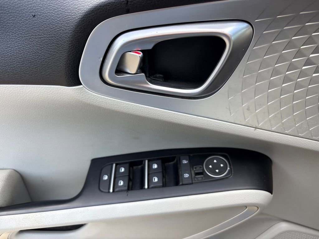 Used 2022 Kia Soul LX image 16