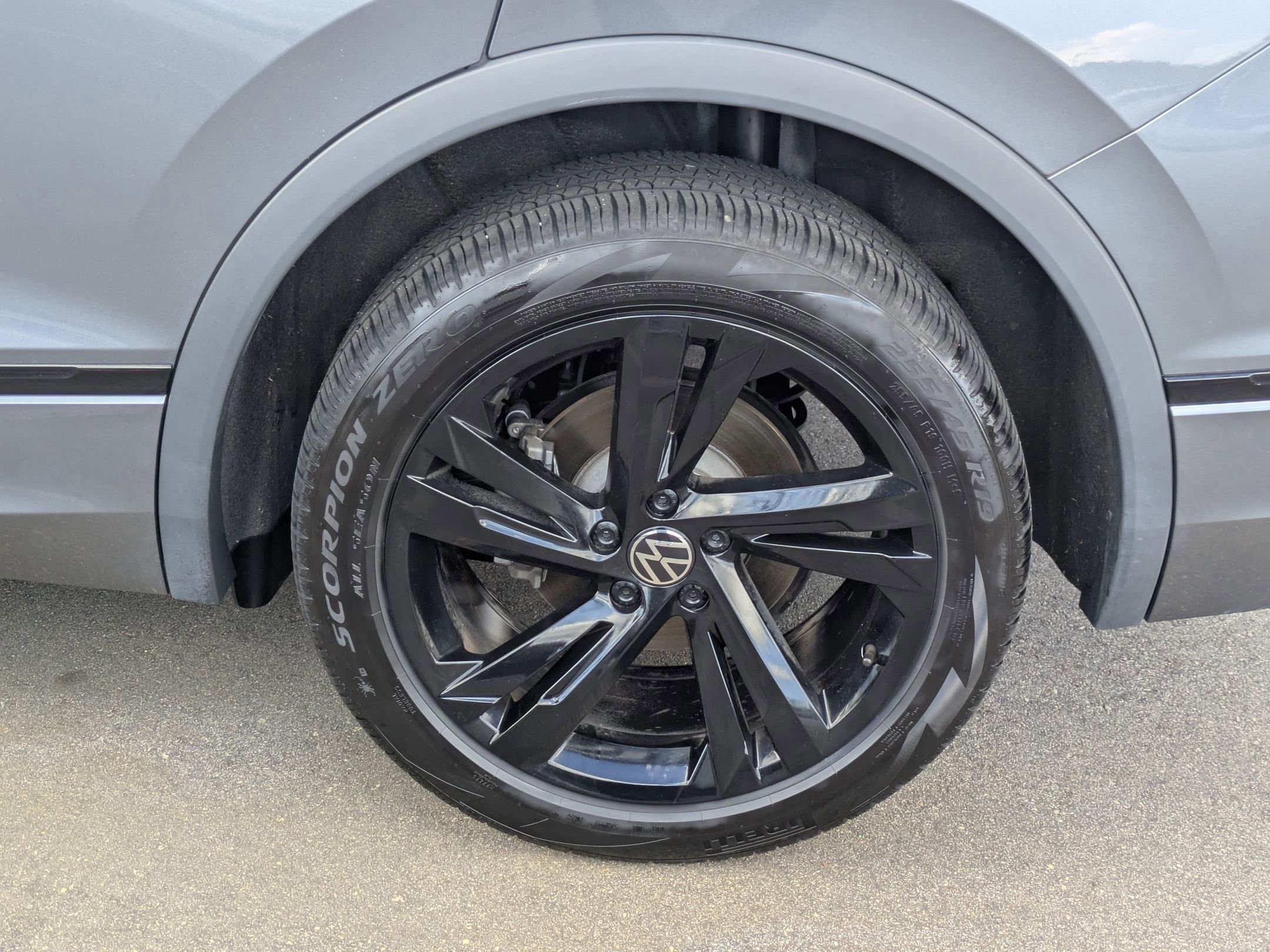 Used 2024 Volkswagen Tiguan SE R-Line image 8