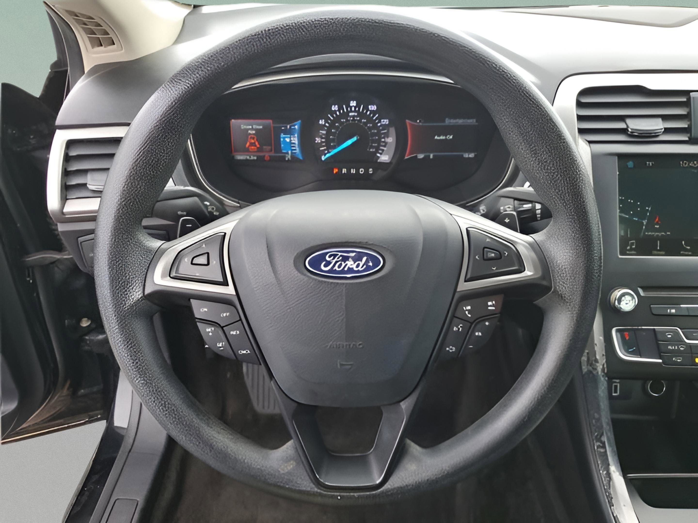 Certified 2018 Ford Fusion SE w/ Fusion SE Technology Package FWD image 17