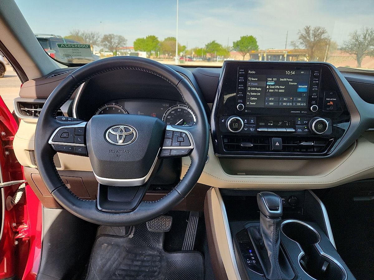 Used 2022 Toyota Highlander XLE AWD/4WD image 6