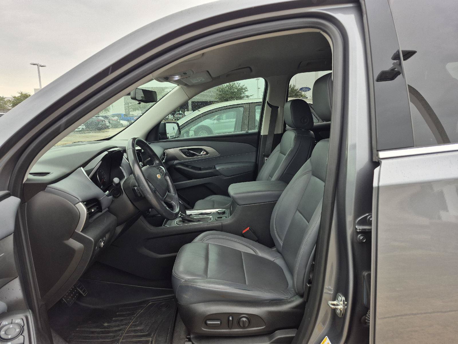 Used 2019 Chevrolet Traverse LT w/ LT Premium Package FWD image 2