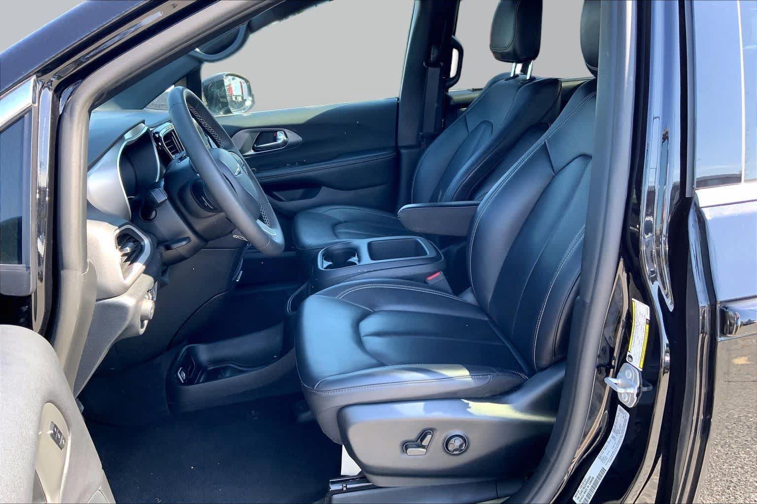 Used 2025 Chrysler Pacifica Select FWD image 8
