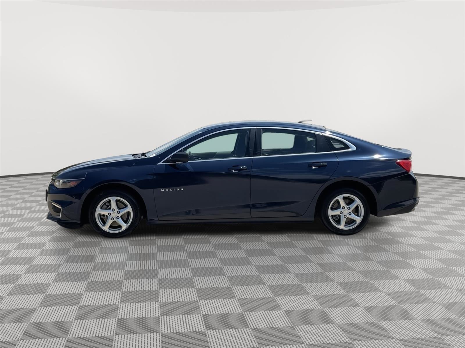 Used 2018 Chevrolet Malibu LS FWD image 2