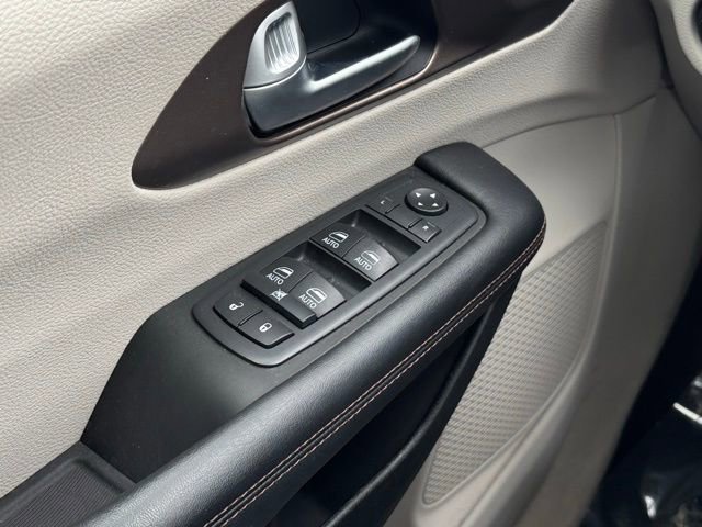 Used 2018 Chrysler Pacifica Touring-L Plus image 36