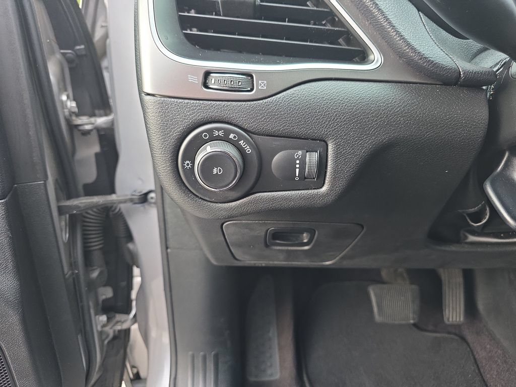 Used 2019 Jeep Cherokee Latitude w/ Popular Appearance Group FWD image 19