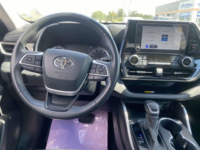 Used 2023 Toyota Highlander XLE FWD image 12