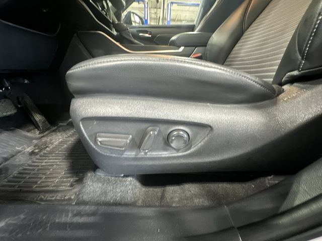 Used 2023 Toyota Highlander XSE FWD image 18