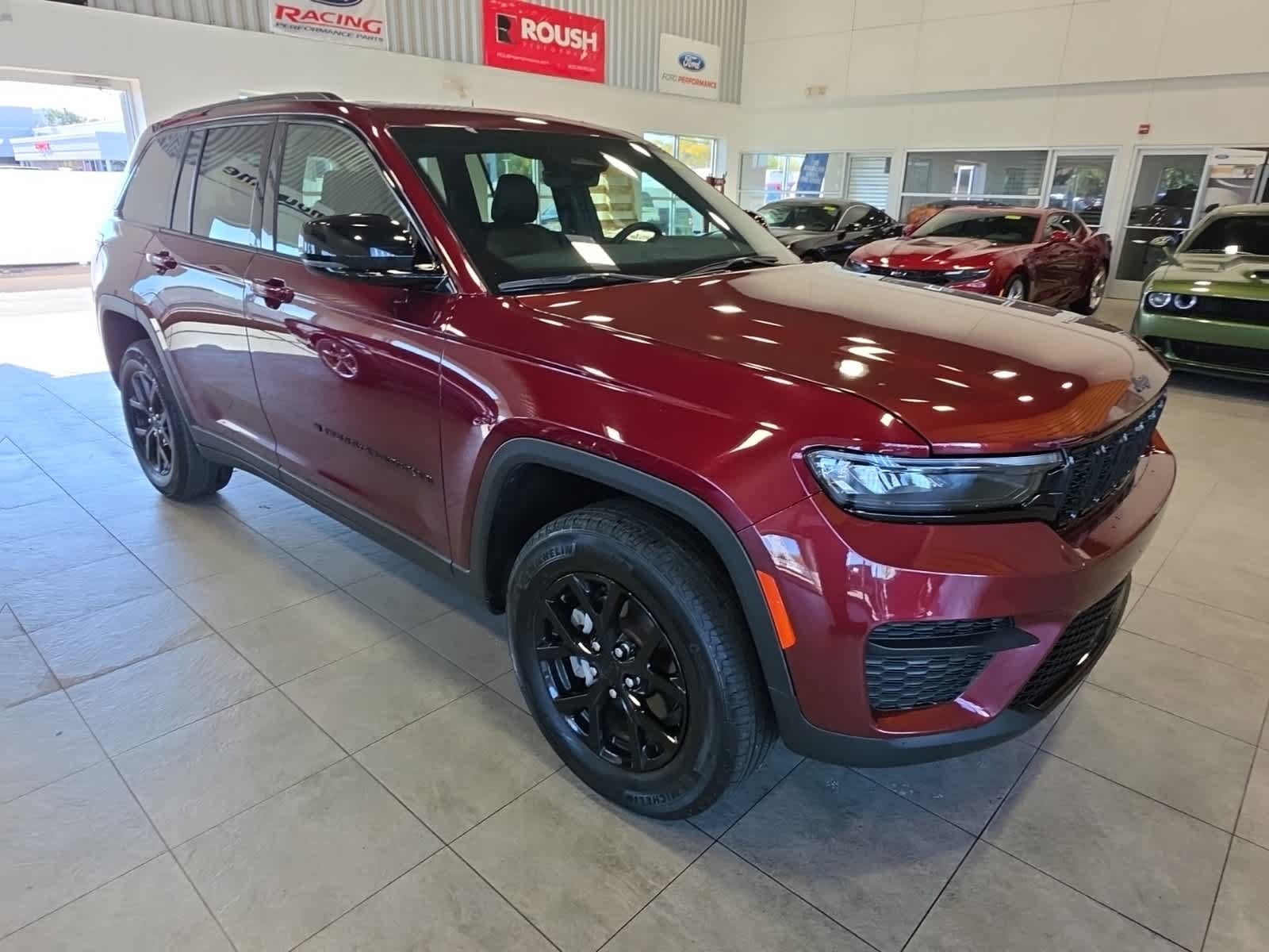Used 2025 Jeep Grand Cherokee Altitude AWD/4WD image 5