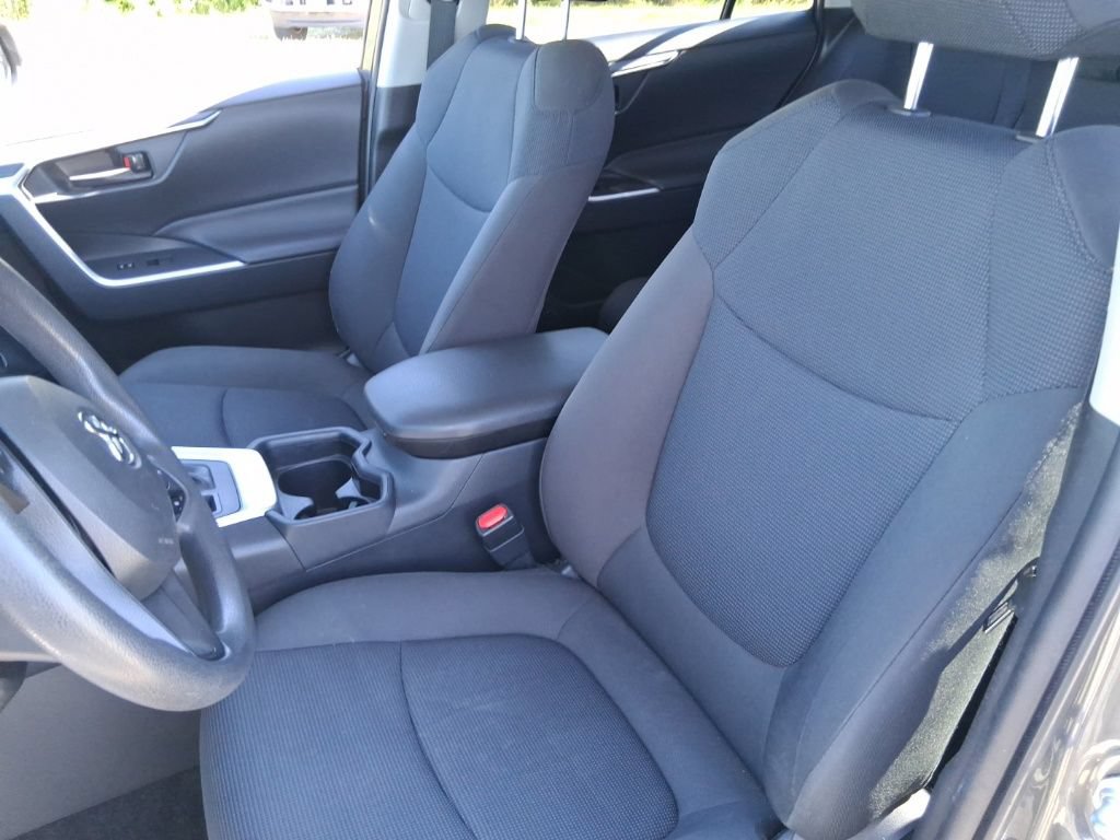 Used 2020 Toyota RAV4 LE w/ Carpet Mat Package AWD/4WD image 8