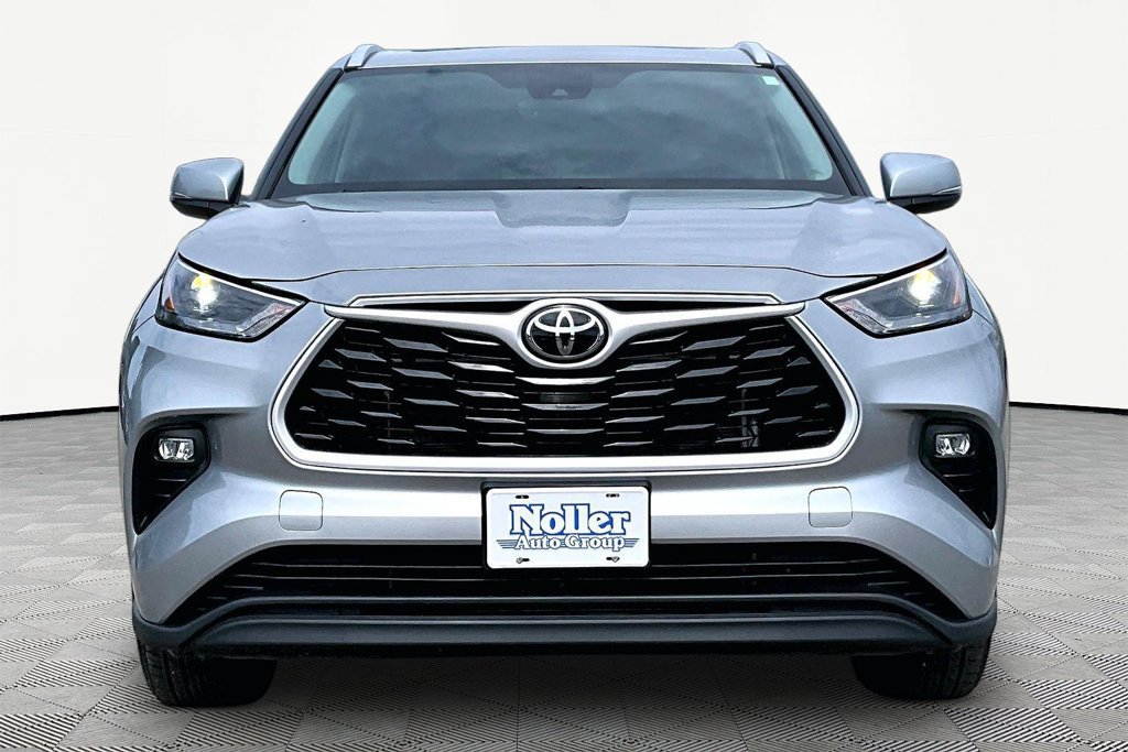 Used 2025 Toyota Highlander XLE AWD/4WD image 3