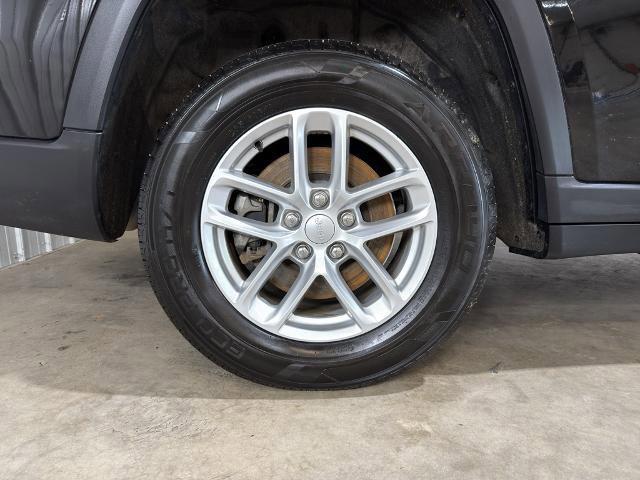 Used 2021 Jeep Grand Cherokee L Laredo w/ Luxury Tech Group I image 24