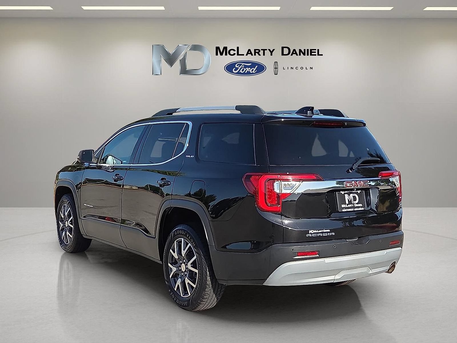 Used 2021 GMC Acadia SLE w/ Driver Convenience Package FWD image 4
