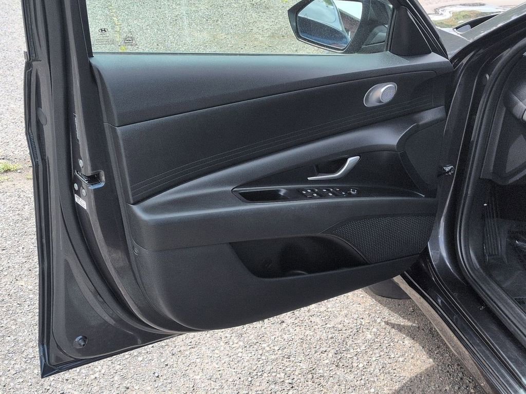Used 2023 Hyundai Elantra SEL FWD image 9
