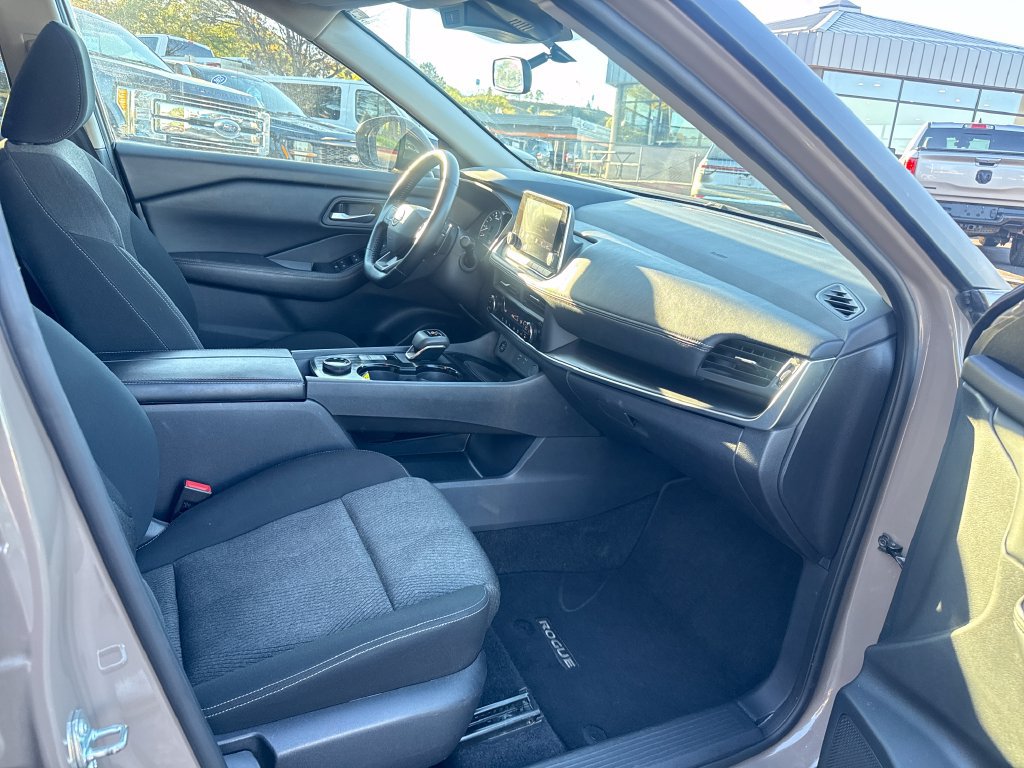 Used 2025 Nissan Rogue SV AWD/4WD image 28