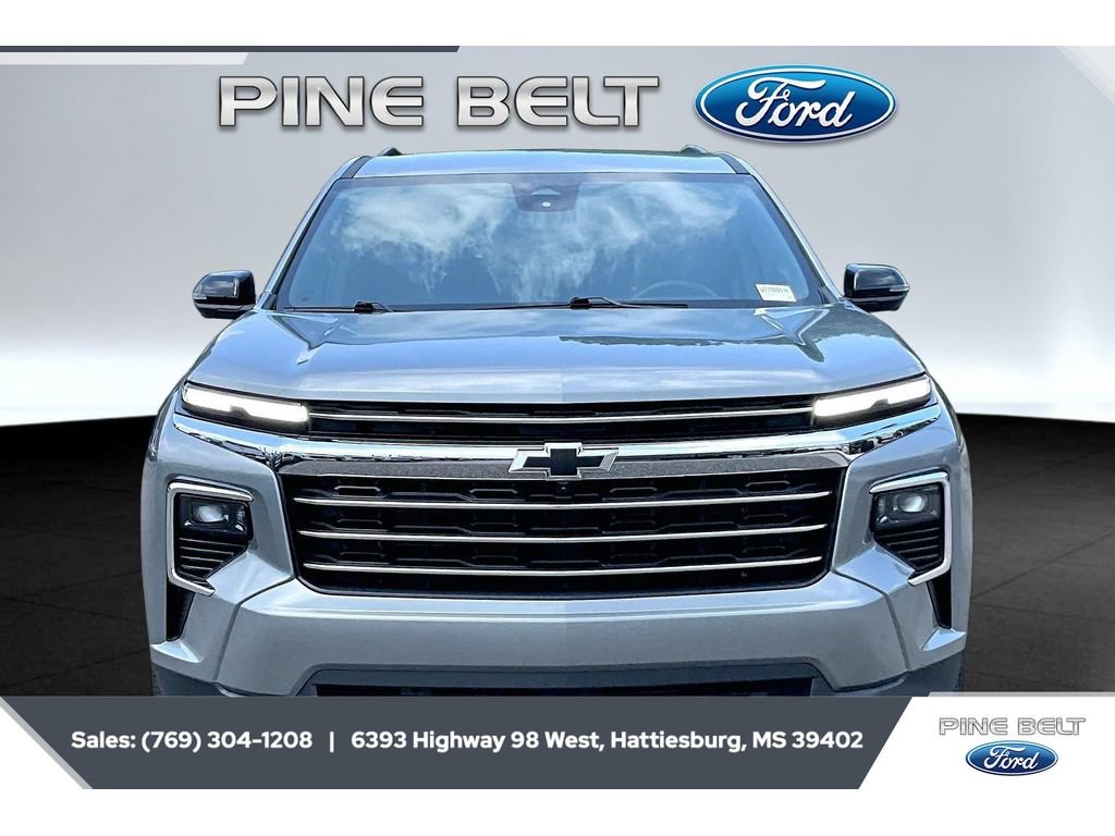 Used 2025 Chevrolet Traverse LT w/ Driver Confidence Package FWD image 3