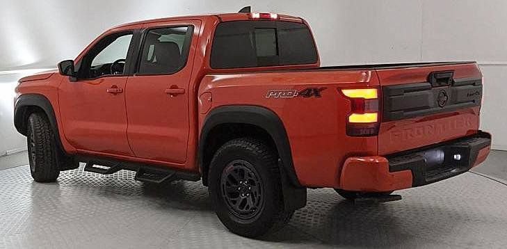 Used 2025 Nissan Frontier PRO-4X AWD/4WD image 4