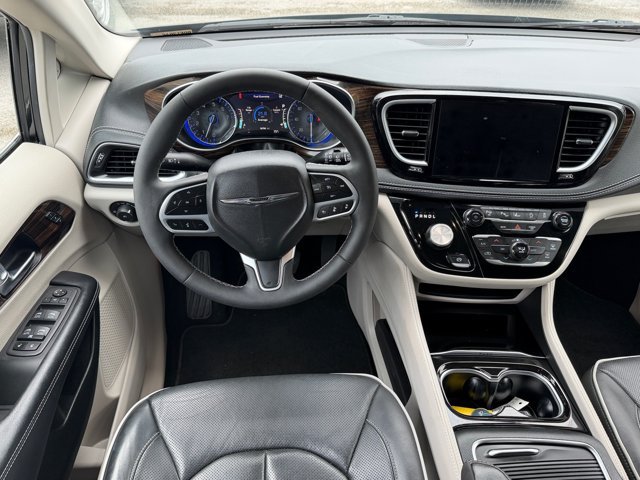 Used 2023 Chrysler Pacifica Limited AWD/4WD image 23