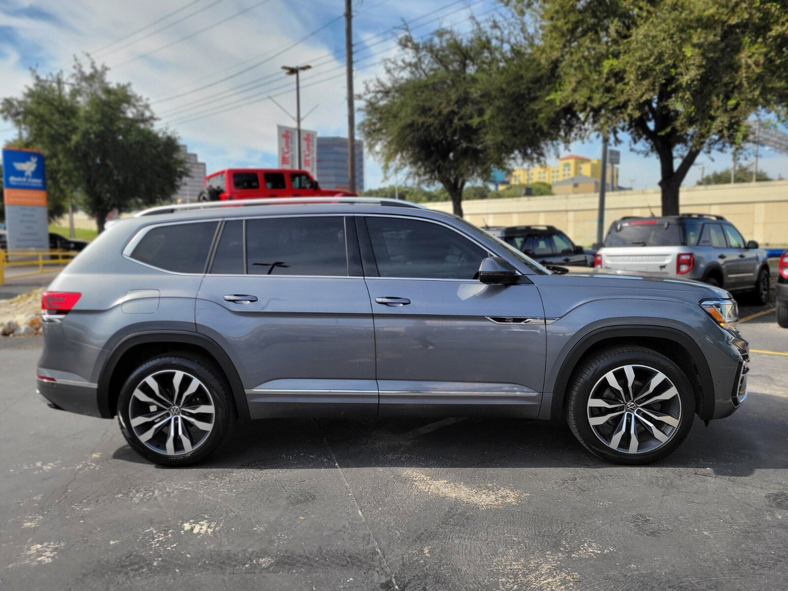 Used 2023 Volkswagen Atlas SEL Premium image 2