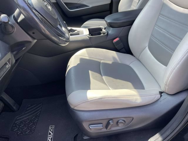 Used 2019 Toyota RAV4 XLE Premium FWD image 9