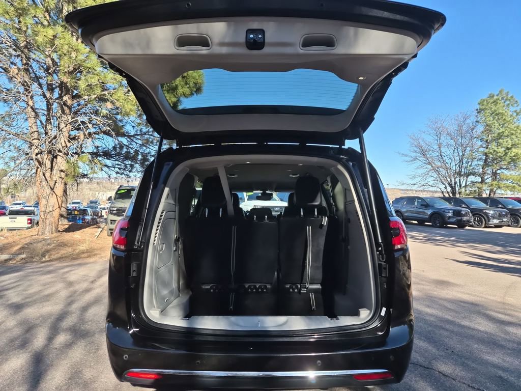 Used 2024 Chrysler Pacifica Select image 24