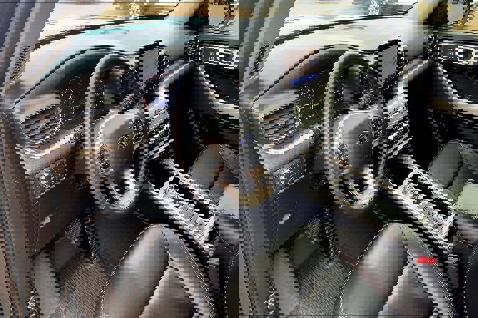 Certified 2022 Ford Explorer XLT w/ Equipment Group 202A image 17