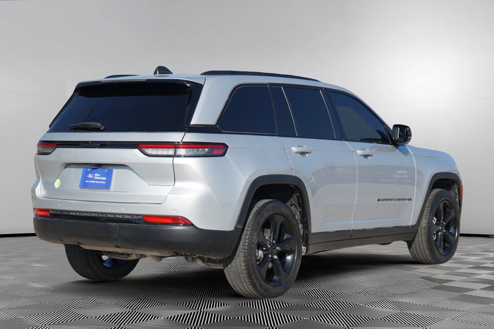 Used 2024 Jeep Grand Cherokee Limited w/ Black Appearance Package AWD/4WD image 5