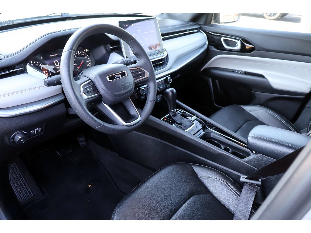 Used 2025 Jeep Compass Limited AWD/4WD image 3