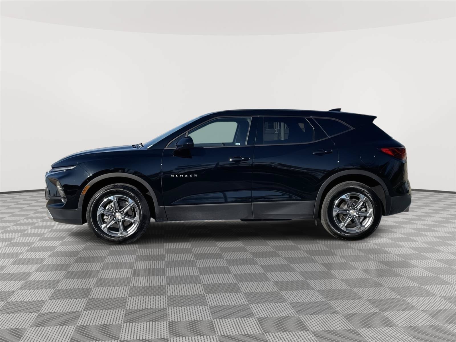 Used 2025 Chevrolet Blazer LT AWD/4WD image 2
