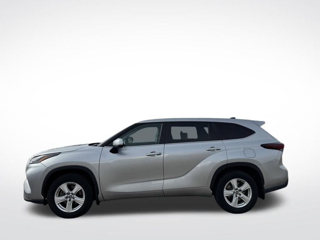 Used 2024 Toyota Highlander LE image 9