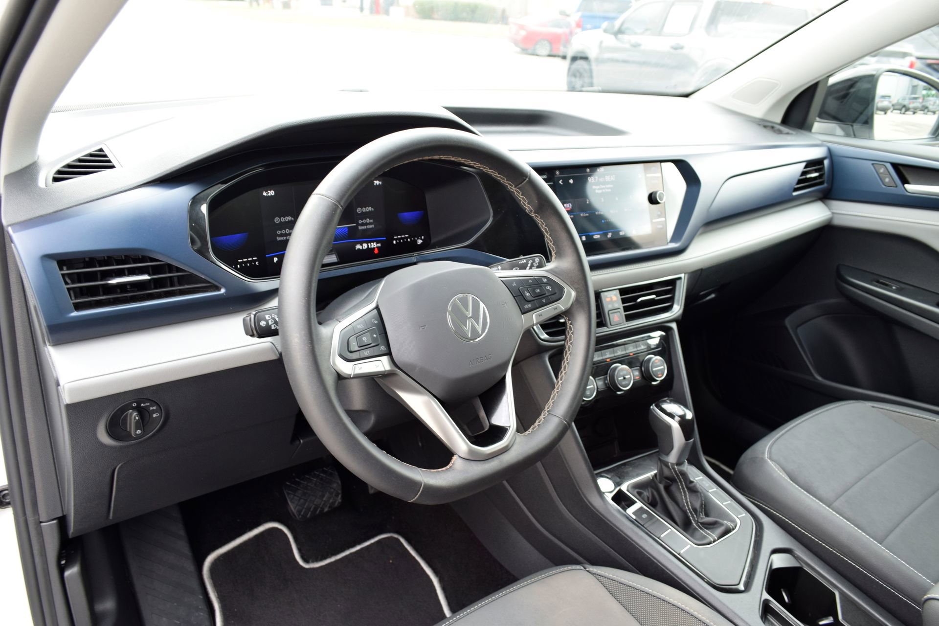 Used 2024 Volkswagen Taos SE w/ Panoramic Sunroof Package FWD image 17