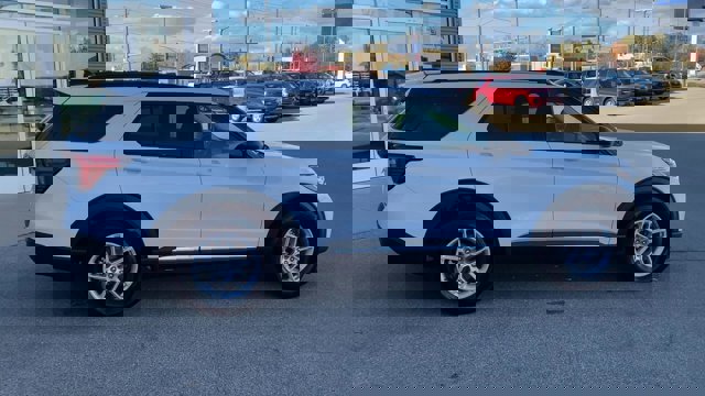 Certified 2025 Ford Explorer Active image 2