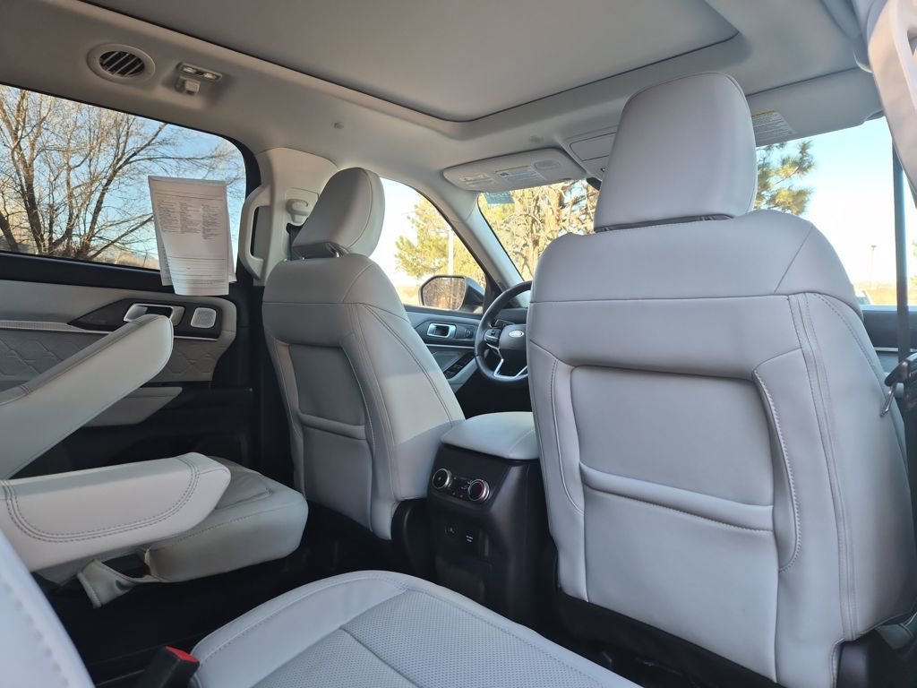 Certified 2025 Ford Explorer Platinum w/ LUX Leather Package image 30