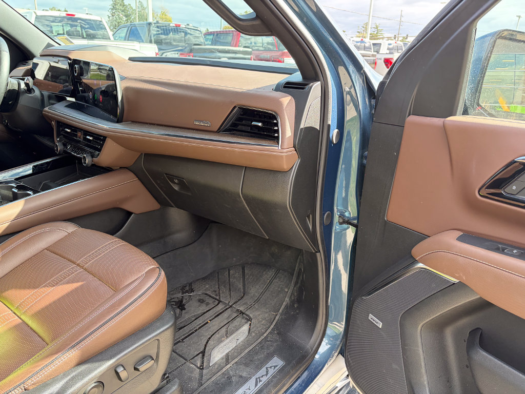 Used 2025 Chevrolet Tahoe High Country AWD/4WD image 18