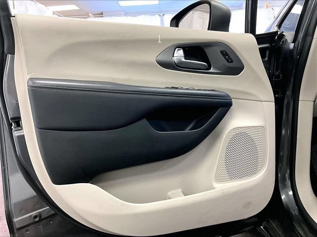 Used 2023 Chrysler Pacifica Touring-L FWD image 22