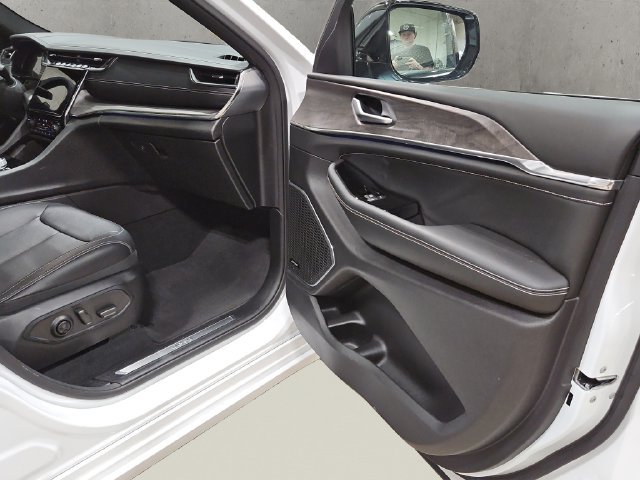 Used 2023 Jeep Grand Cherokee L Overland AWD/4WD image 19