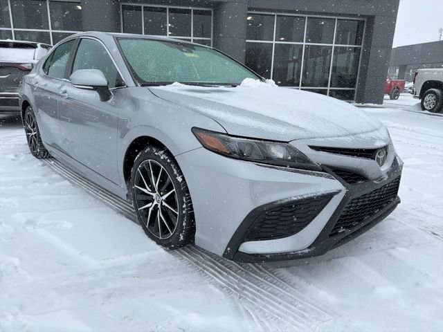 Used 2023 Toyota Camry SE image 3