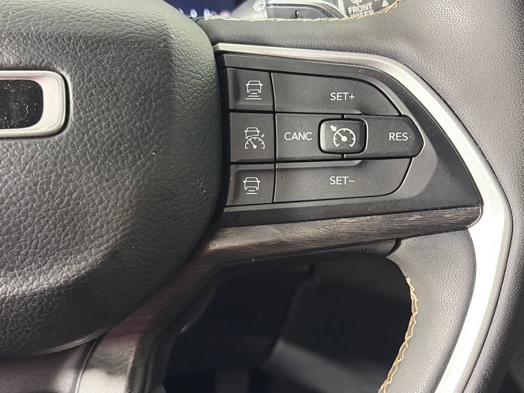 Used 2023 Jeep Grand Cherokee Limited w/ Black Appearance Package AWD/4WD image 18