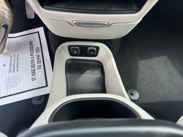 Used 2020 Chrysler Pacifica Limited w/ Tire & Wheel Group FWD image 23