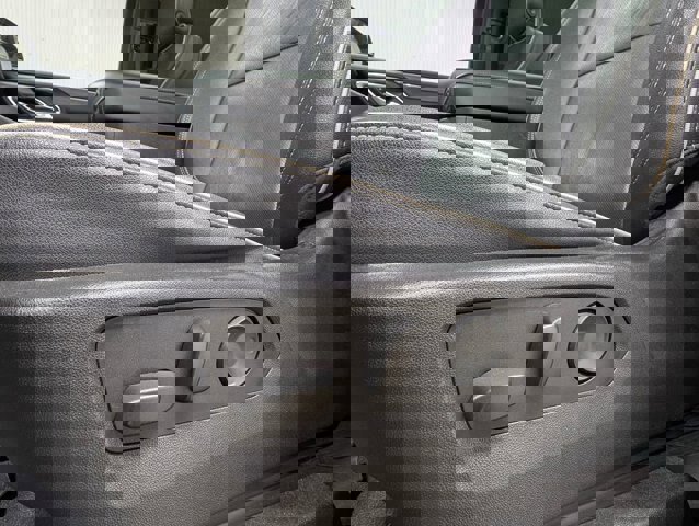 Used 2023 GMC Yukon SLT w/ SLT Premium Package image 16