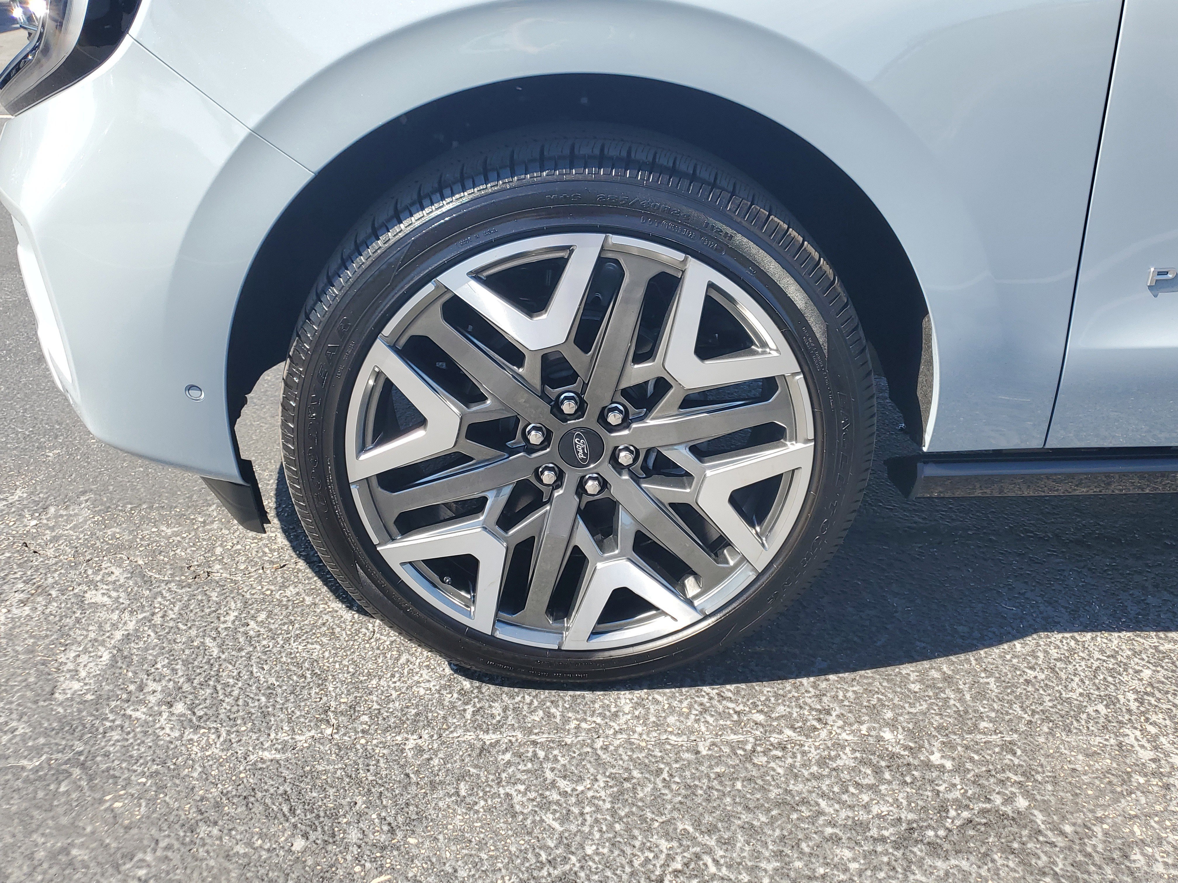 Certified 2025 Ford Expedition Platinum w/ Platinum Ultimate Package image 8