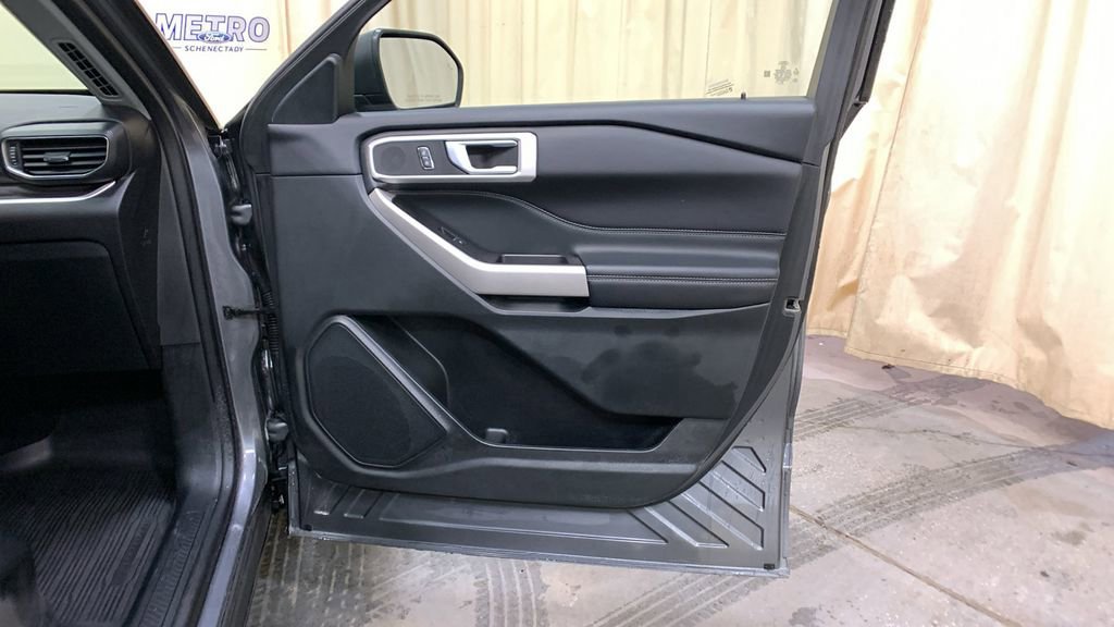 Certified 2022 Ford Explorer XLT w/ Equipment Group 202A image 13