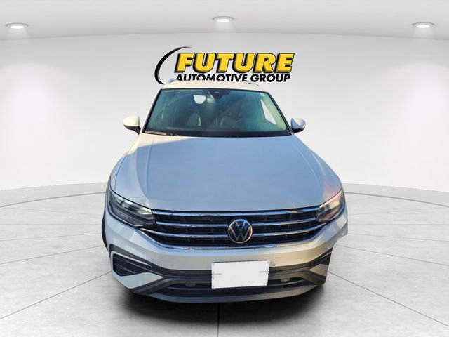 Used 2023 Volkswagen Tiguan SE image 2