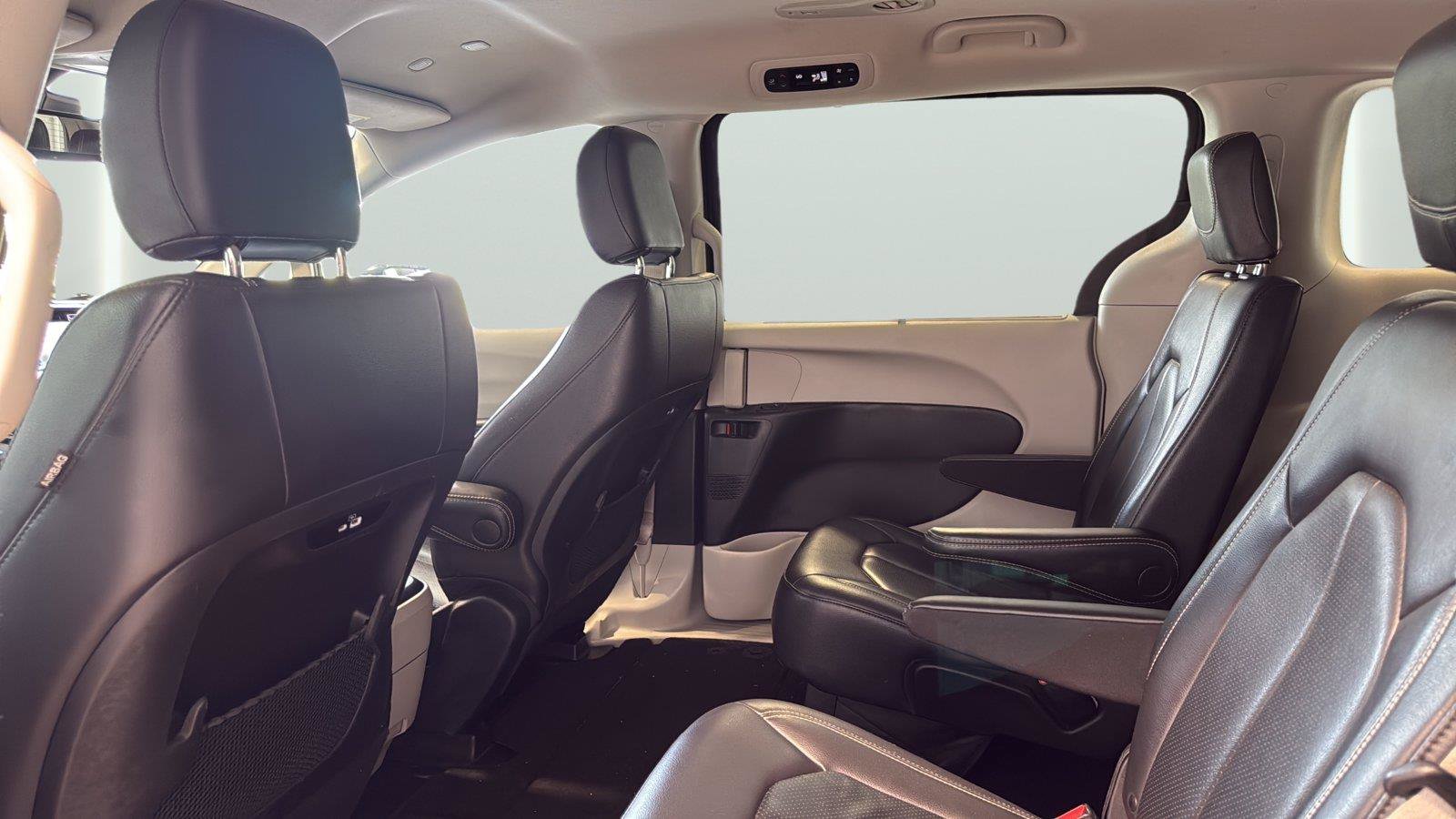Used 2022 Chrysler Pacifica Touring-L FWD image 17